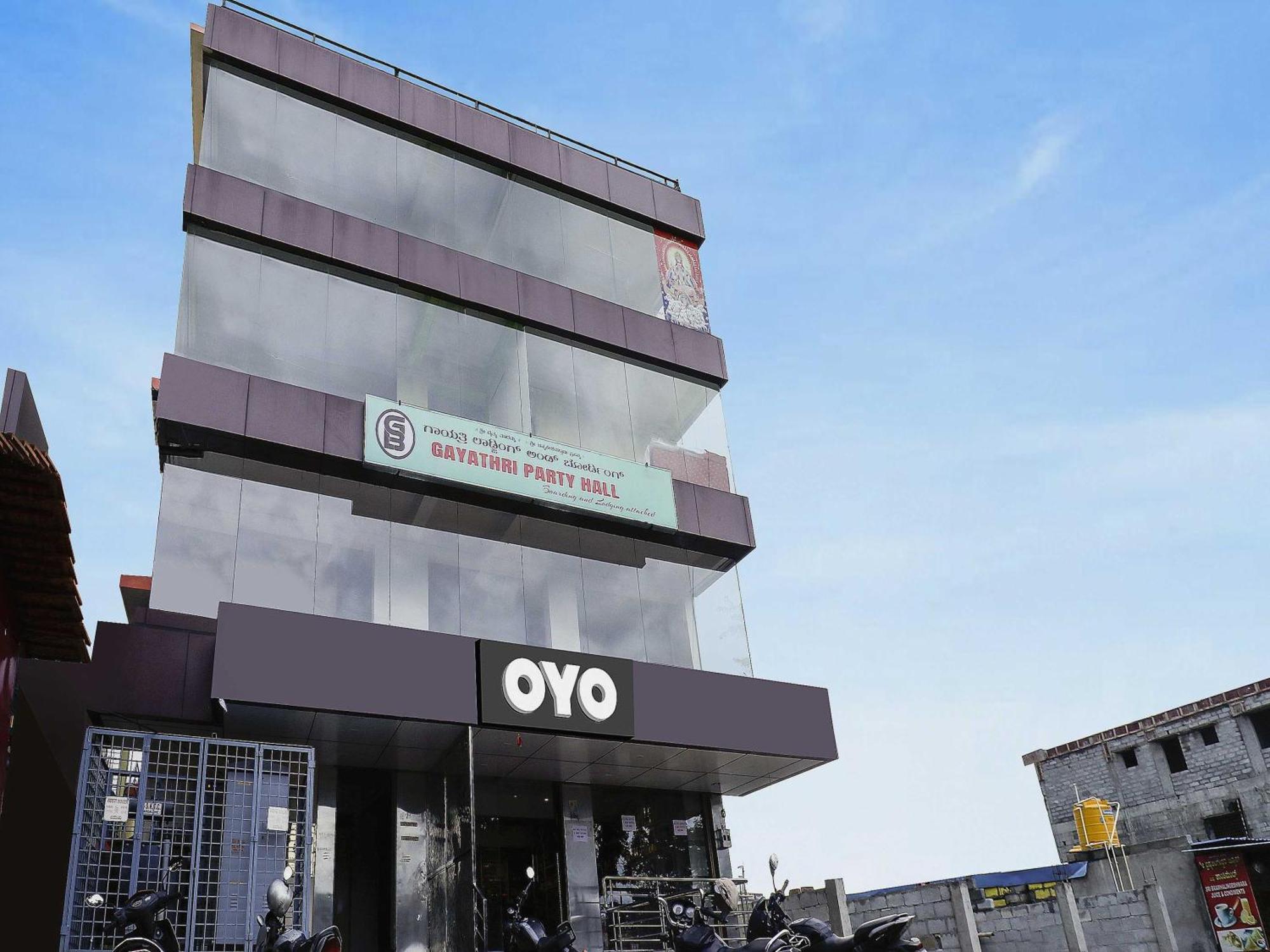 Hôtel Oyo Flagship Gayathri Lodging & Boarding à Bangalore Extérieur photo